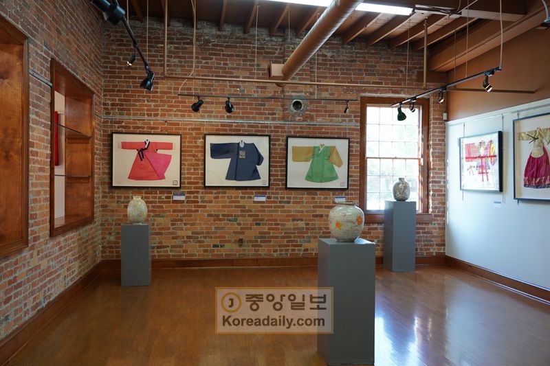 한복 전시회 2관.
