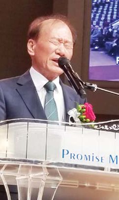 할렐루야 복음화대회 주 강사 정연철 목사가 하나님을 진실한 마음으로 믿자고 호소한 후 눈을 감고 기도하고 있다.