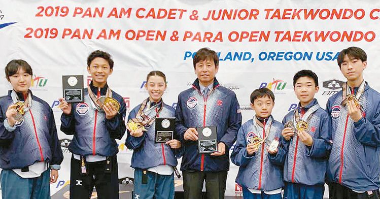 지난 16일 포틀랜드에서 열린 팬암 태권도 챔피언십 대회에서 금메달을 딴 이글태권도장 소속 국가대표 선수들. 왼쪽부터 에리카 서, 라이언 리엘, 메건 이, 국가대표 품새 헤드 코치로서 '베스트 코치상'을 받은 진정환 관장, 션 서, 엘리엇 김, 브랜던 조.     [진정환 관장 제공]