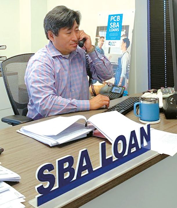 한인은행들이 일제히 2차 PPP 신청 접수를 개시했다. 존 주 PCB은행 최고대출책임자가 전화로 고객과 2차 PPP에 관한 상담을 하고 있다. [PCB 제공]