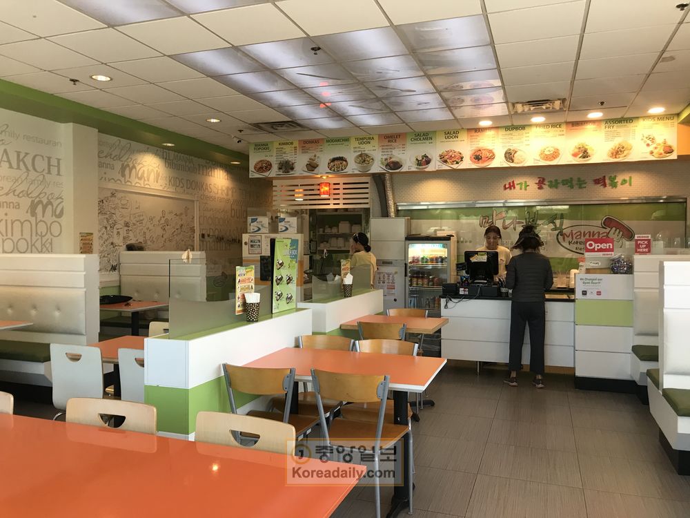 조지아주가 식당 오픈을 허용한 27일 둘루스에 있는 분식점 맛나식당에서 투고 손님이 주문한 음식을 가져가고 있다. 이 식당은 당분간 투고와 배달 위주로만 운영할 계획이라고 밝혔다. 