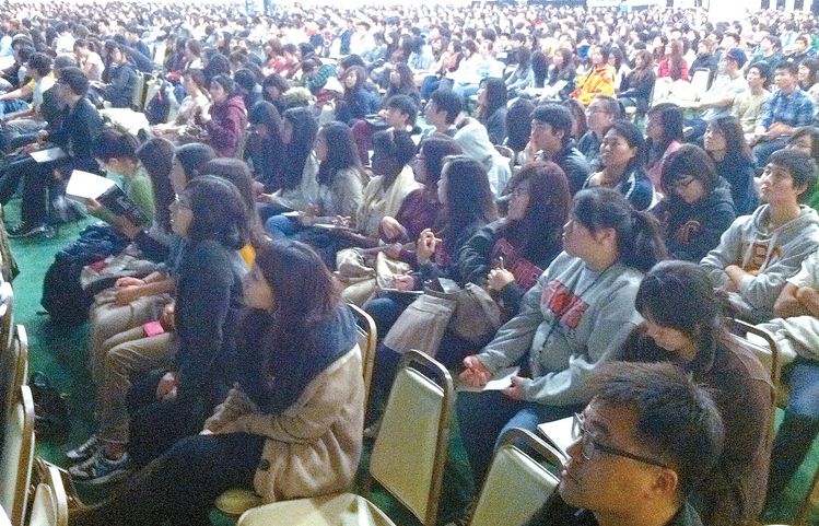 교회 청년부도 '빈익빈 부익부' 현상이 심각하다. 사진은 미주 지역 한 교회의 청년부 집회 모습. [중앙포토]