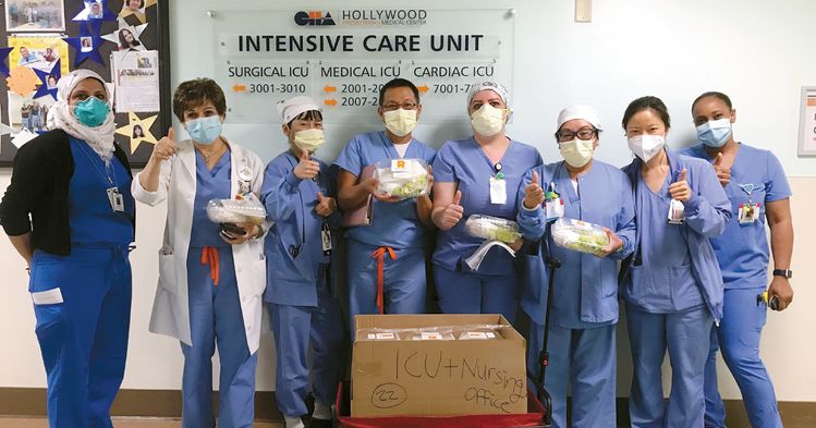 할리우드 차병원 중환자실(ICU) 의료진과 간호사들이 커뮤니티가 제공한 따뜻한 도시락에 감사를 표하고 있다. [차병원 제공]