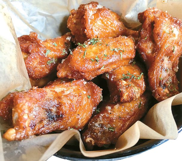 양념에 따라 다양한 맛을 즐길 수 있는 치킨윙. 박낙희 기자