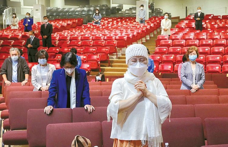 가주 지역 교회의 실내 예배가 허용됐다. 반면 한인 교회들은 대체로 실내 예배 재개에 신중한 모습이다. 지난해 6월 LA주님의영광교회가 한차례 실내 예배를 진행할 때 모습이다. 김상진 기자