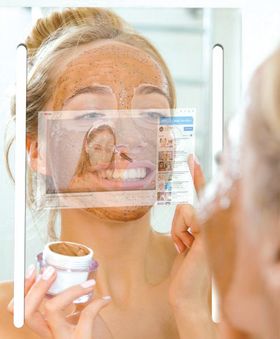 캡스톤의 스마트 미러는 안드로이드로 작동하는 거울로 전용 태블릿PC를 탑재하고 있다. [캡스톤 제공]