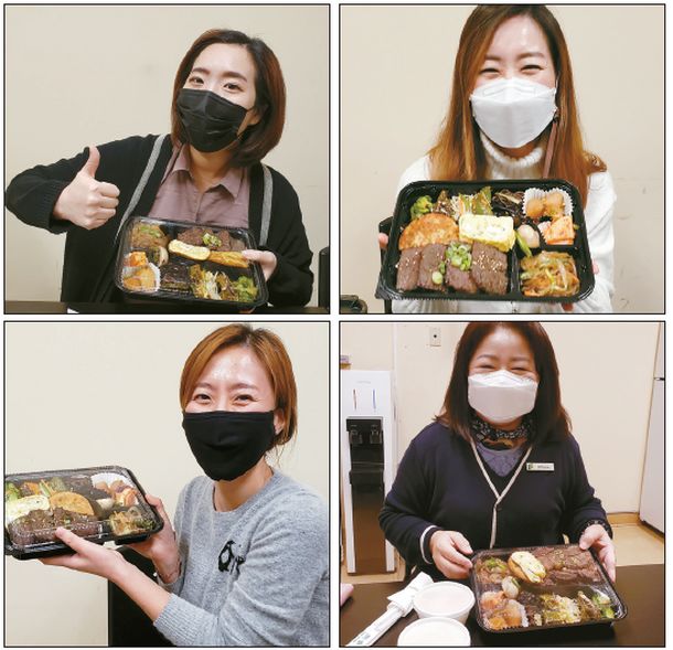 본지의 한인식당 지원 캠페인 ‘점심 한끼’에 한인은행으로 가장 먼저 동참한 뱅크오브호프의 윌셔-하버드 지점 직원들이 죽향의 도시락를 받은 후 기쁨과 함께 인증샷을 찍었다. 지점의 14명 직원들은코로나19 방역 수칙 준수에 따라 개별적으로 도시락 점심을 즐겼다. [뱅크오브호프 제공]