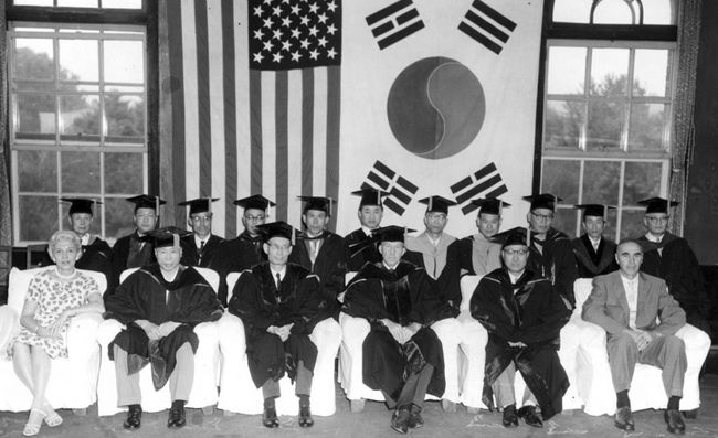 한국의 재건을 위한 미네소타프로젝트는 서울대학교와 미네소타대학간의 학문, 기술 등 다양한 분야의 교류를 촉진했다.  이 사진은 당시 미네소타 프로젝트의 행정을 총괄했던 아서 슈나이더 박사(앞줄 왼쪽에서 네번째)가 서울대학교로부터 명예 박사 학위를 받고 기념촬영을 한 것이다. 이 사진 역시 미네소타대학 기록보관소 1번 박스, 7번 폴더에 보관돼있다. [미네소타대학 제공]