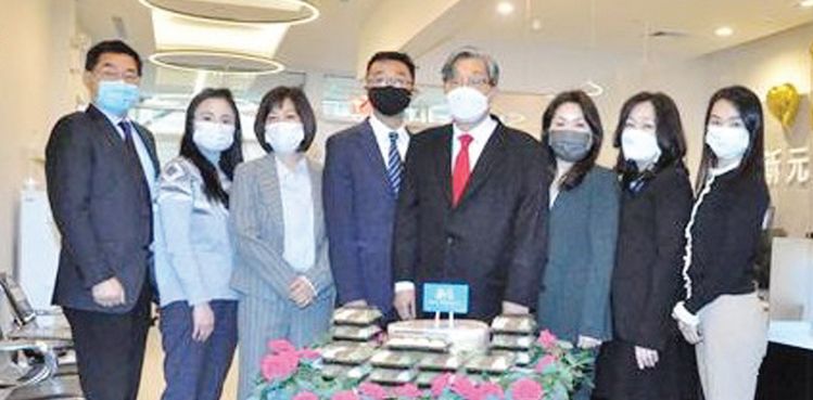 1일 개점 1주년을 맞은 뉴밀레니엄뱅크 플러싱 지점에서 축하 행사가 열렸다. 왼쪽 세 번째부터 이근주 플러싱 지점장, 김성주 부행장, 허홍식 행장, 최현경 베이사이드 지점장. [사진 뉴밀레니엄뱅크]