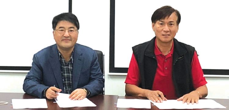 투모로우 워터의 김동우(왼쪽) 대표와 풀무원 USA의 조길수 대표가 협약 체결 후 기념사진을 찍고 있다. [투모로우 워터 제공]