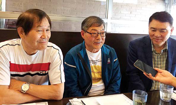 25일 뉴저지주 리지필드 방가네 식당에서 뉴저지밀알선교단(단장 강원호 목사·오른쪽)과 꿈터 마련 추진위원회 오수영 위원장(가운데), 김정길 나눔하모니오케스트라 단장이 오는 30일 열리는 기금 모금 음악회를 소개하고 있다.