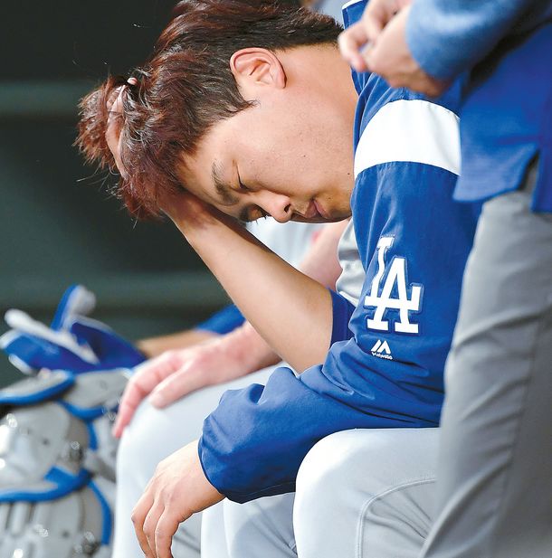 LA 다저스 류현진이 28일 콜로라도주 덴버 쿠어스필드에서 콜로라도 록키스 원정경기에서 마운드에서 내려온 후 더그아웃에서 아쉬운 표정을 짓고 있다. [OSEN]