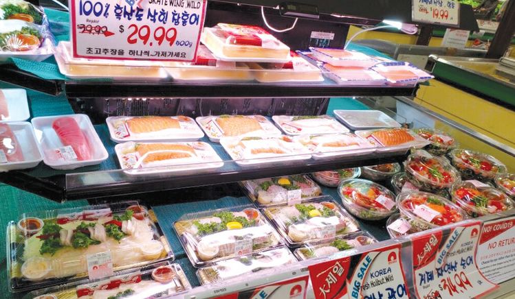 한남체인 풀러턴점 수산물 코너. 최근 항공 운임료가 오르면서 한국 수산물 가격이 많이 올랐다. [한남체인 제공]