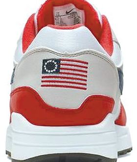 나이키가 ‘에어 맥스원(Air Max 1) USA’의 광고 이미지. 벳시로스기를 뒤꿈치에 수놓았다. [사진 나이키] 