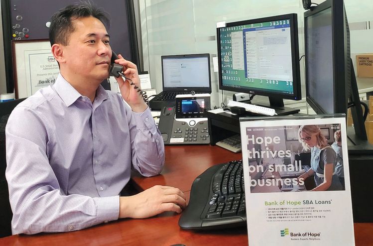 실베스터 김 뱅크오브호프 SBA 담당 부행장이 PPP 상담을 하고 있다. [뱅크오브호프 제공]