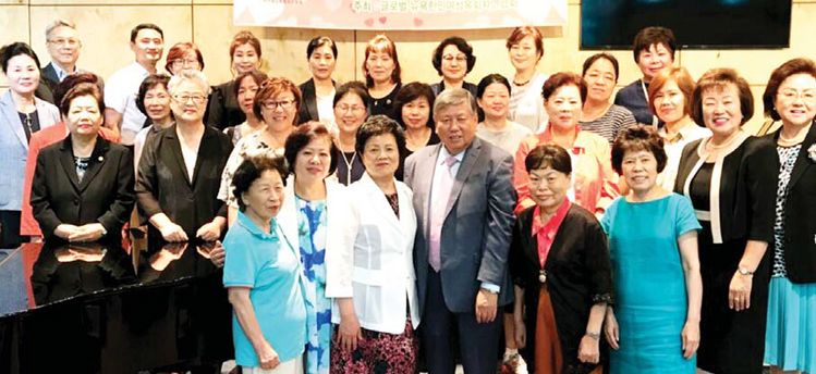 글로벌뉴욕한인여성목회자연합회가 18일 플러싱에 있는 뉴욕순복음연합교회에서 필라영생교회 이용걸 원로목사(앞줄 오른쪽에서 세 번째)를 초청, 어머니 기도회를 열었다. 기도회가 끝난 후 연합회원 목사와 초청강사가 함께 모여 있다.