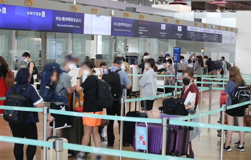 인천국제공항 1터미널 출국장 카운터가 해외 출국자들로 붐비고 있다. [연합뉴스]
