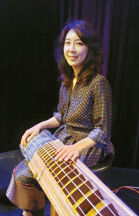 거문고 명인 허정윤이 ‘블랙 스트링’의 음악에 대해 얘기하고 있다.