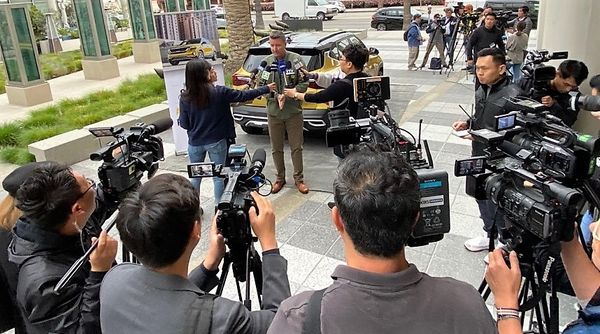 기아자동차 제임스 벨 PR담당 부사장이 아시안 미디어들에게 셀토스의 판매 전략에 대해서 이야기 하고 있다 
