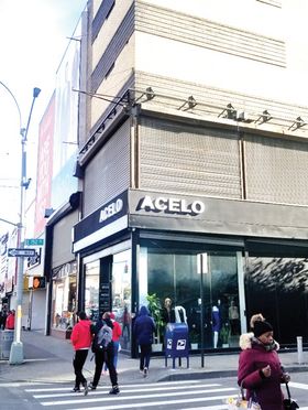 '브롱스의 핍스애비뉴(5 Avenue)'로 불리는 3애비뉴 고급 브랜드 상권에 있는 '아셀로' 외관. 1층과 지하층은 매장, 2층 이상은 웨어하우스 공간 등으로 사용되고 있다.