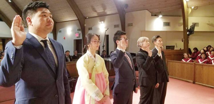 10일 퀸즈장로교회에서 열린 목사 임직 예배에서 신임 목사·사모들이 안수식 거행에 앞서 선서를 하고 있다.