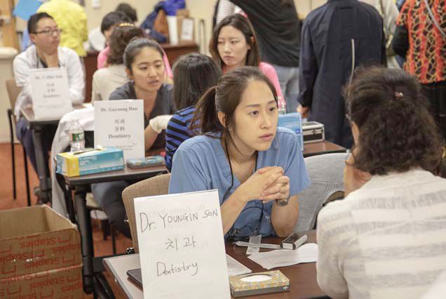 지난달 28일 뉴저지주 티넥의 홀리네임병원에서 열린 무료 건강검진 '제11회 헬스페스티벌'행사 참가자들이 전문의들과 상담하고 있다. [사진 홀리네임병원]