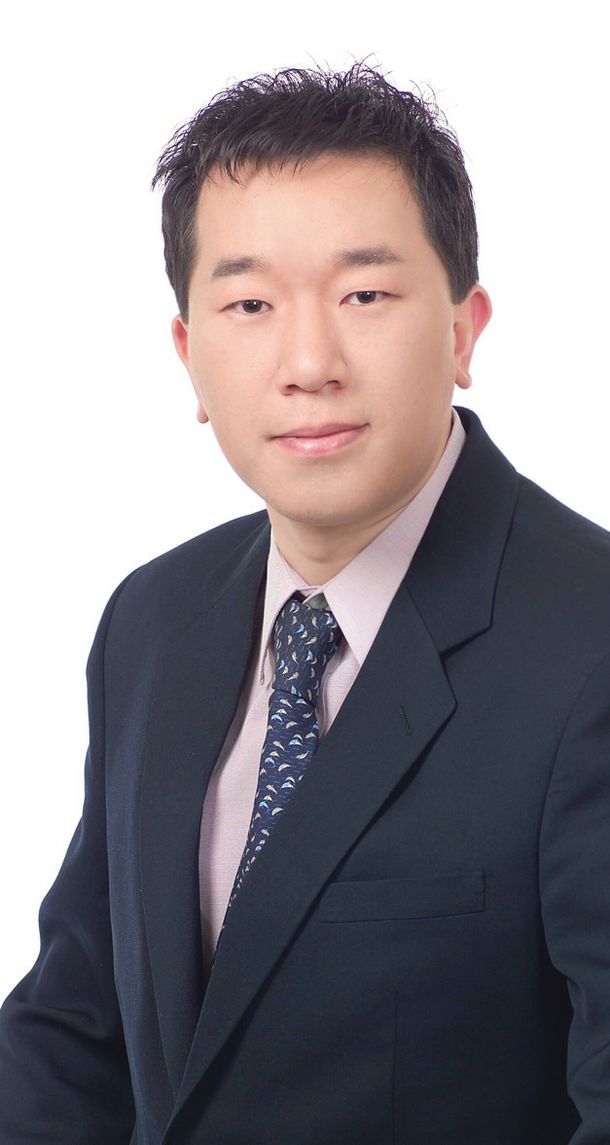 남가주 한인사회를 대표하는 강력한 법률그룹인 '이동찬 법률그룹'의 이동찬 대표 변호사. 이민법 상법 상해법 노동법에서 두각을 나타내며 한인들의 법률문제 해결사 역할을 담당하고 있다.