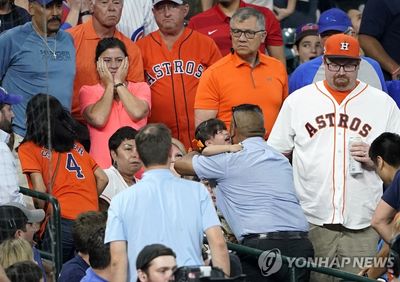 파울볼에 맞고 우는 어린이 [AP=연합뉴스]