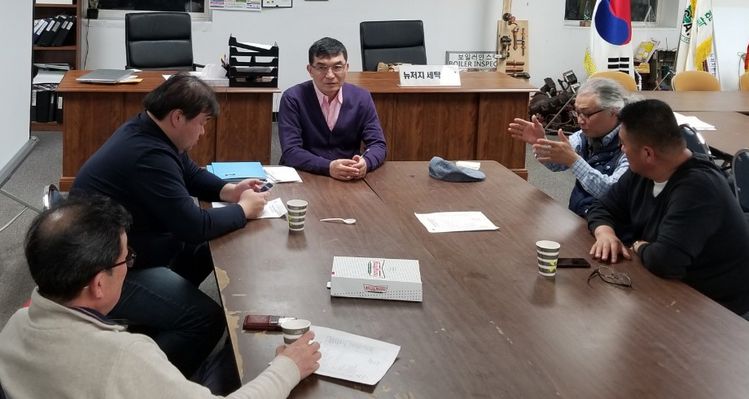 뉴저지세탁협회(회장 신영석·가운데)는 지난 7일 협회 사무실에서 긴급 집행부 회의를 열어 코로나19 감염 사태 대책을 마련하는 한편 주요 행사를 무기한 연기하기로 결정했다. [사진 뉴저지세탁협회]