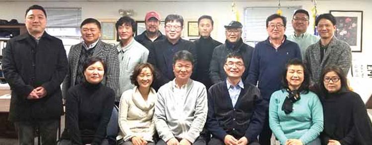 뉴욕한인드라이클리너스협회와 뉴저지세탁협회는 지난 19일 뉴저지주 아이슬린 소재 뉴저지세탁협회 사무실에서 공동회의를 열고 한인 세탁인들을 위해 10명으로 구성된 세탁기계 공동구매 추진단을 구성하기로 합의했다. [사진 뉴저지세탁협회]