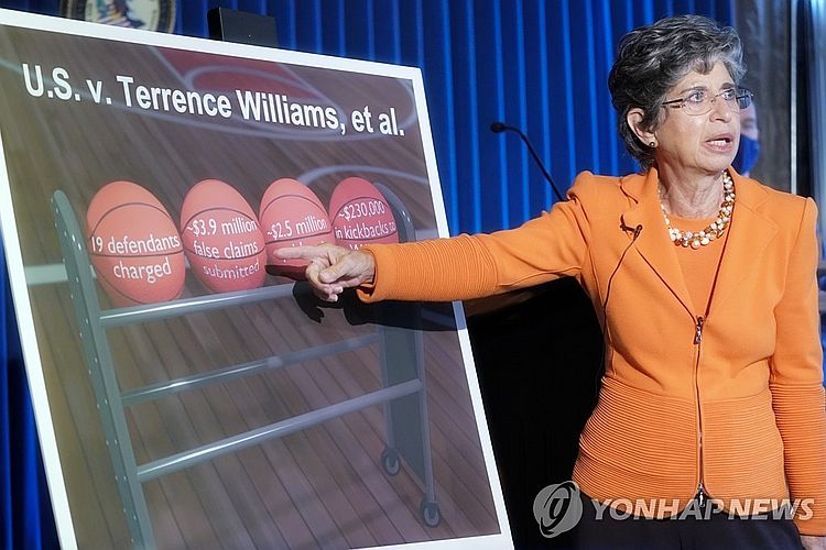 전 NBA 선수들의 의료사기 사건 발표하는 오드리 스트로스 뉴욕 남부연방지검장.