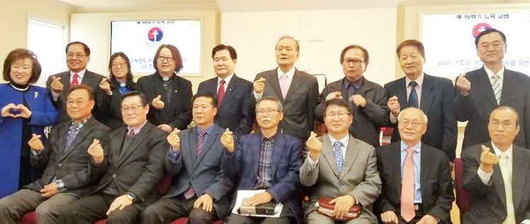 대뉴욕지구한인교회협의회 주최 부활절 연합 새벽 예배 준비모임이 끝난 후 교협 임원 목회자들과 관계자들이 코로나 19 사태로 혼란스런 한인사회를 사랑으로 극복하자는 의미에서 손가락으로 하트 모양을 만들어 보이고 있다.