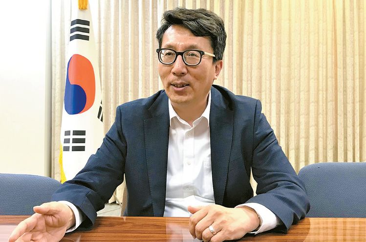 한미에너지협회 조셉 김 회장이 내달 7일 열리는 온라인 심포지엄에 관해 설명하고 있다.