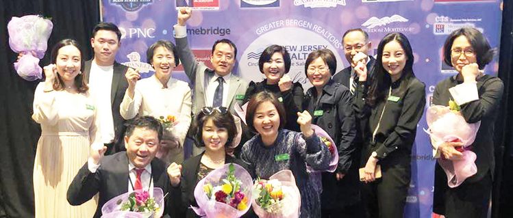 뉴욕·뉴저지를 중심으로 활동하고 있는 C랜드부동산 소속 10명의 에이전트들이 탁월한 실적을 인정받아 COE(Circle Of Excellence)상을 수상했다. [사진 C랜드부동산]