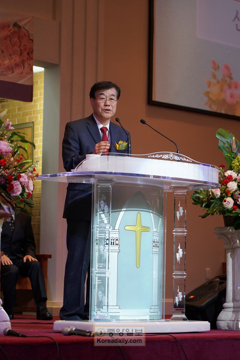 신윤일 목사가 원로목사 인사를 하고 있다.