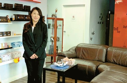 솔트피아의 마리아 이 사장이 무결점 최고급 이온 소금 제품들을 소개하고 있다.