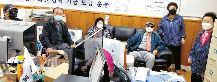 OC한미노인회 신영균(오른쪽에서 세번째) 회장 등 임원들이 임시 임원회의를 진행하고 있다. [노인회 제공]