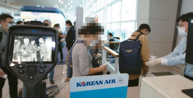 대한항공은 코로나19 확산 예방을 위해 미국 노선 전편에 대한 발열 체크를 의무화해 28일부터 탑승구 앞에서 열화상 카메라 및 휴대용 체온계로 모든 승객의 발열 여부 확인을 시작했다. [대한항공 제공]