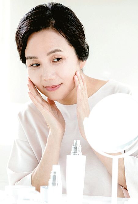 건조한 피부엔 강력한 보습 성분이 함유된 보습제를 써볼만 하다.