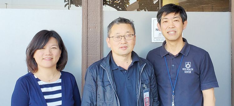 메디칼 신청 지원 서비스에 나서는 코리안복지센터의 (왼쪽부터) 수잔 이 메디컬신청담당, 김광호 소장, 조셉 최 메디칼신청담당. [KCS제공]