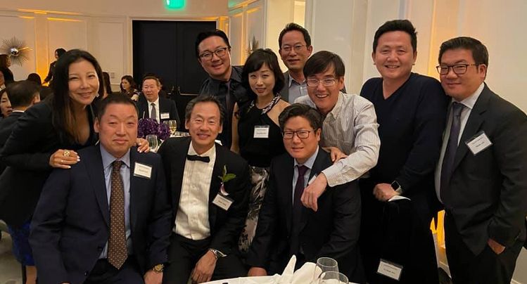 지난 19일 미주 한인치과의사협회가 창립 50주년 기념행사를 가졌다. 행사에 참석한 협회 임원진들이 기념사진을 찍고 있다.