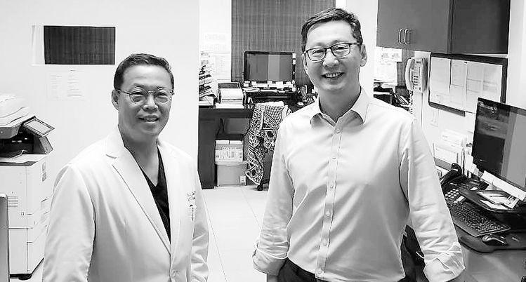 위장내과 전문의 배호섭(왼쪽), 오필수 박사가 3월 대장암계몽의 달을 맞마 예방법과 치료에 대해 설명했다.
