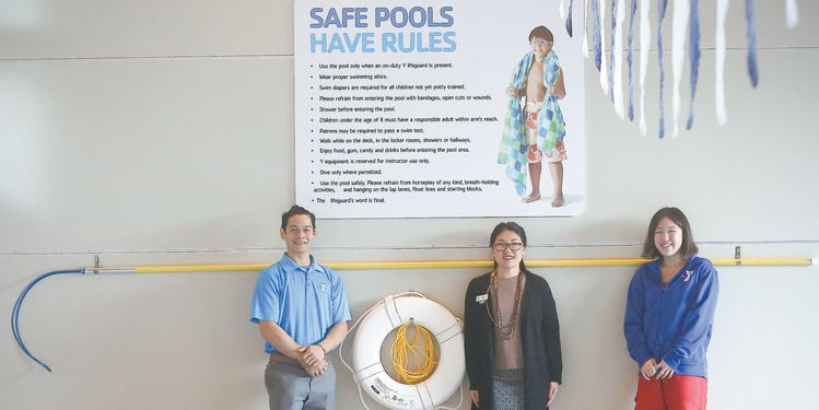 3가 YMCA 책임자 진달래(가운데)씨, 아쿠아틱스 디렉터 수티 수티타놈(왼쪽), 아쿠아틱스 코디네이터 송수민(오른쪽)씨가 ‘안전’을 강조한 YMCA 수영장내에서 함께 했다. [김상진 기자]