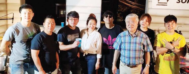 한인들로 구성돼 뉴욕을 중심으로 연주활동을 하고 있는 '윈터소닉 밴드'가 지난 주말 뉴저지주 잉글우드클립스에 있는 '루프톱' 공연장에서 연주를 한 뒤 자리를 함께했다. [사진 윈터소닉 밴드]