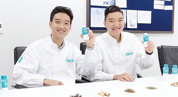 숙취해소 음료를 출시한 ‘더플러그드링크’사의 레이 김(왼쪽)·저스틴 김 공동대표.