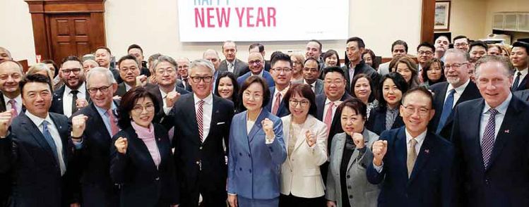 2일 LA본점에서 열린 2020년 시무식에서 바니 이 행장(앞줄 가운데)과 제이 김 전무(두 번째줄 왼쪽 세 번째) 외 임직원들이 힘찬 한 해를 다짐하고 있다. [사진 한미은행]