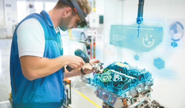 VR기술을 적용한 엔진조립 과정을 시각화한 모습. BMW 엔진조립 아카데미 참가자들이 VR고글을 쓰고 엔진조립 과정 교육을 받고 있다. [BMW 제공]