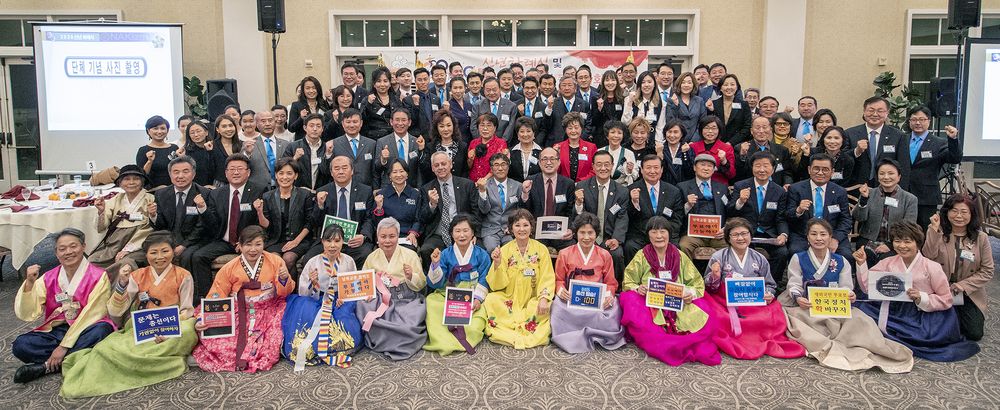 지난 18일 열린 평통 OC샌디에이고협의회 신년 하례식에서 참석자들이 평화 통일을 염원하며 파이팅을 외치고 있다.