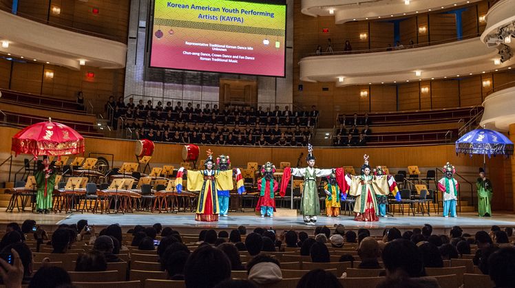 미주청소년예술단의 처용무. [Photo=James Pan/Pacific Symphony]