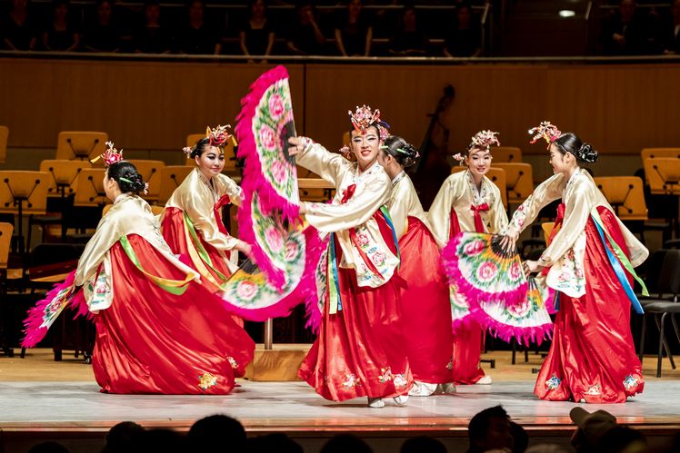 미주청소년예술단의 부채춤. [Photo=James Pan/Pacific Symphony]